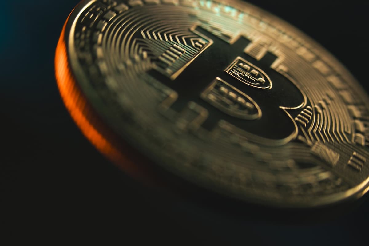 ウォーシュFRB議長が利上げ示唆せず観測後退、ビットコイン当面レンジ相場